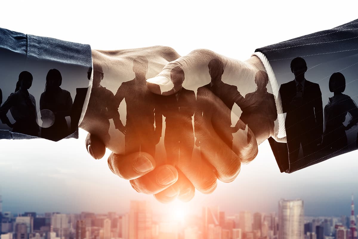 Des mains qui se serrent, et les silhouettes de celles et ceux qui s'engagent